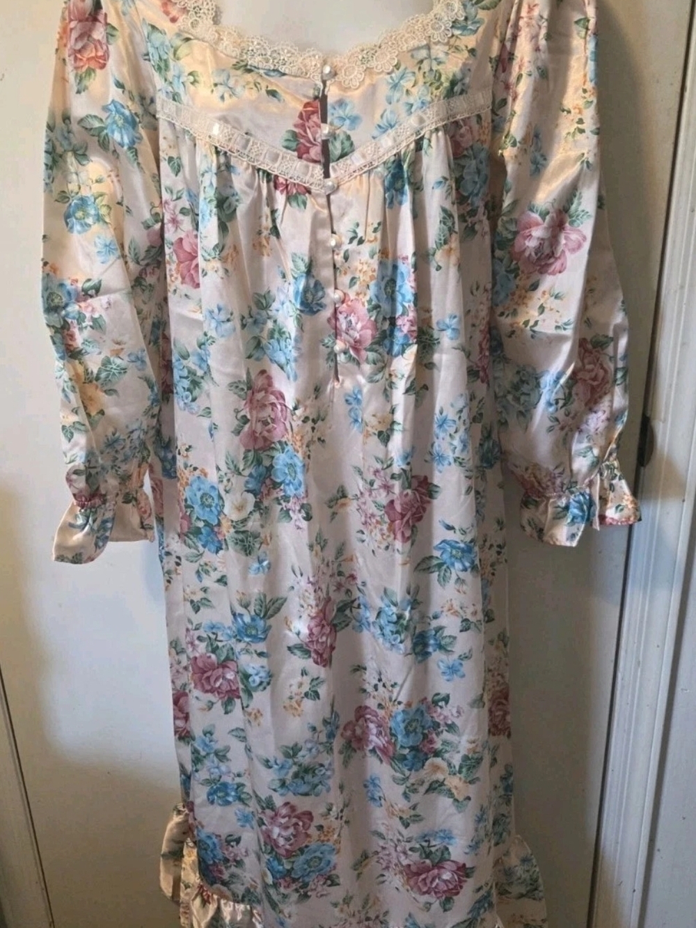 Vintage CHARACTER Nightgown SMALL Floral Lace Pajamas PJS Lounge Robe Satin